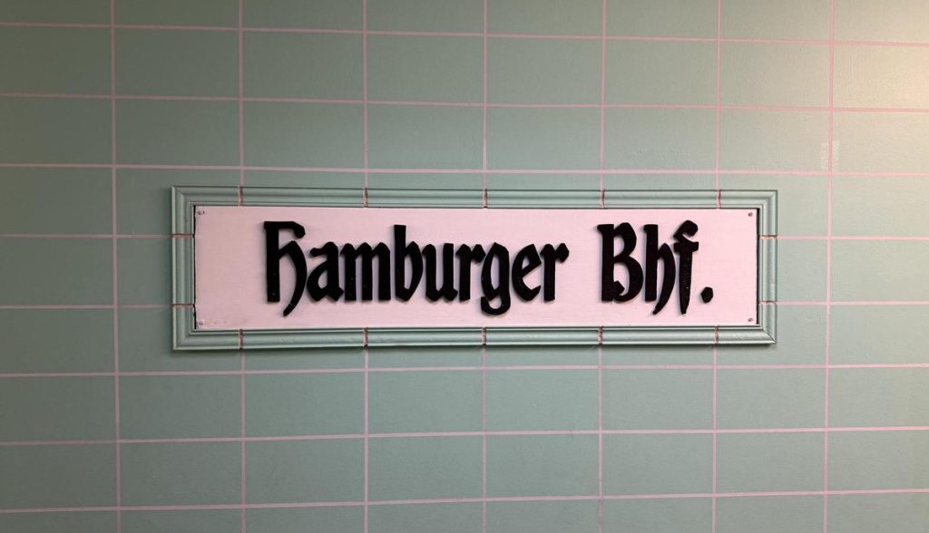 Hamburg Bahnhof museum train wall sign