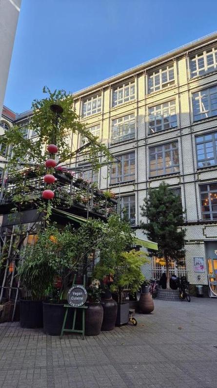 Inner passage in Bergmanstr. with vegan Vietnamese restaurant