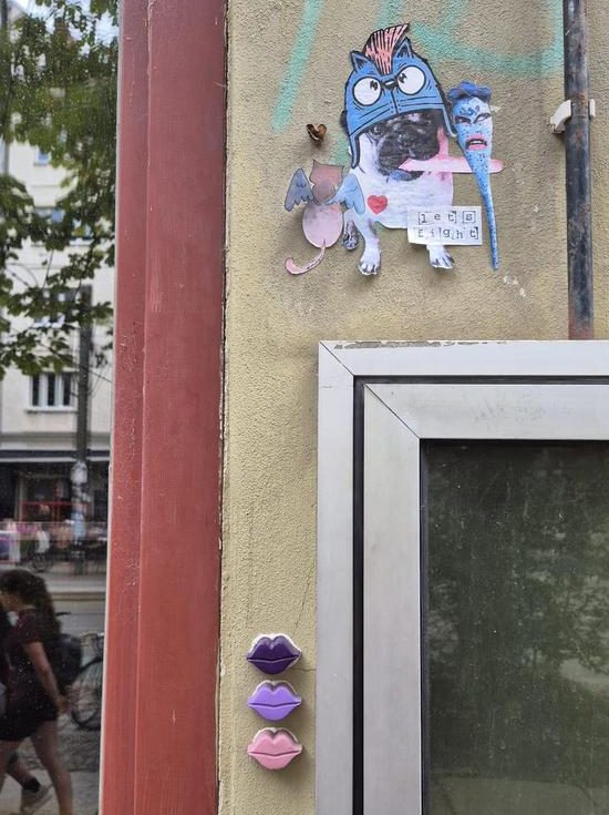 Prenzlauer Berg street kisses art