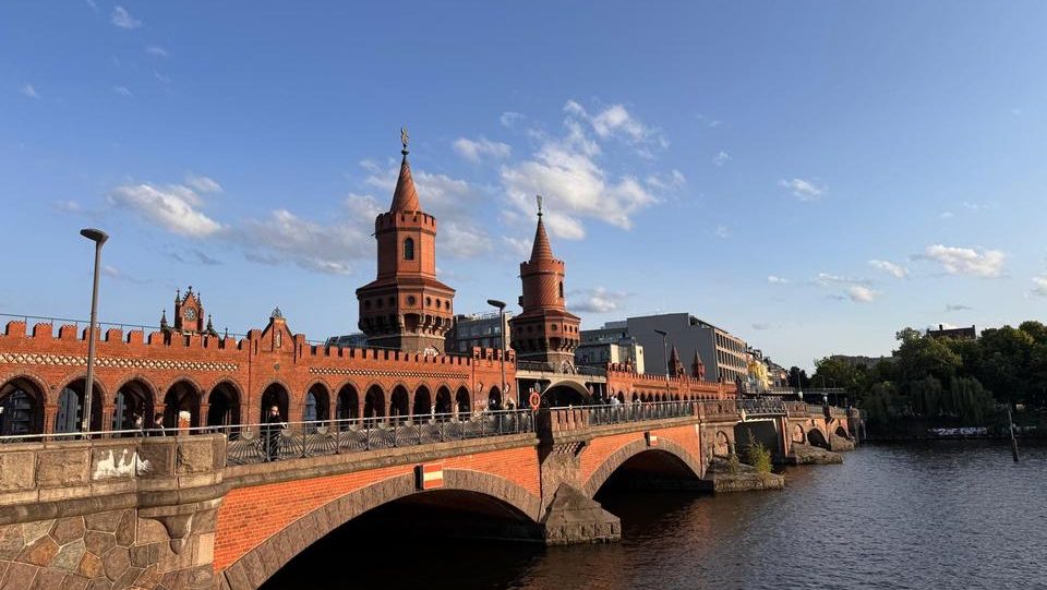 Friedrichshain-Kreuzberg Cover pic - the bridge in Warsauerstrase