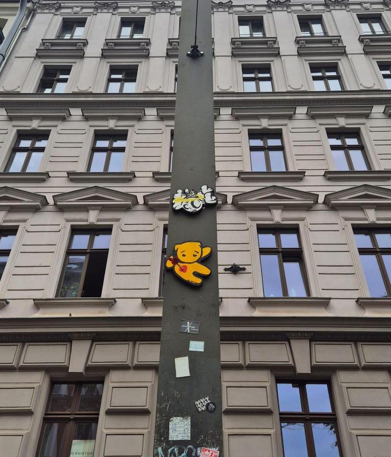 Wounded cat on a pole - Can you find where is it?