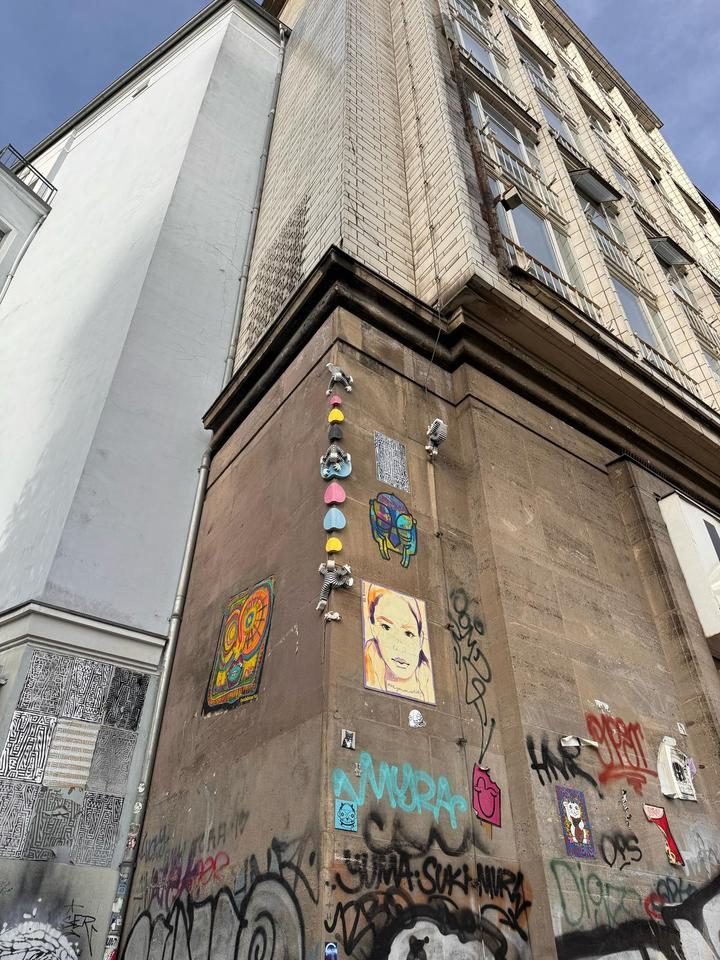 CMYK dots hearts art in east Berlin