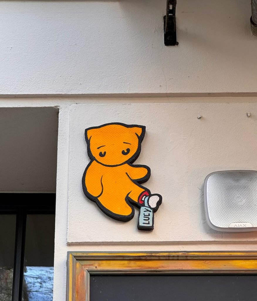 Wounded cat in Berlin - Another Lucy job by El Bocho