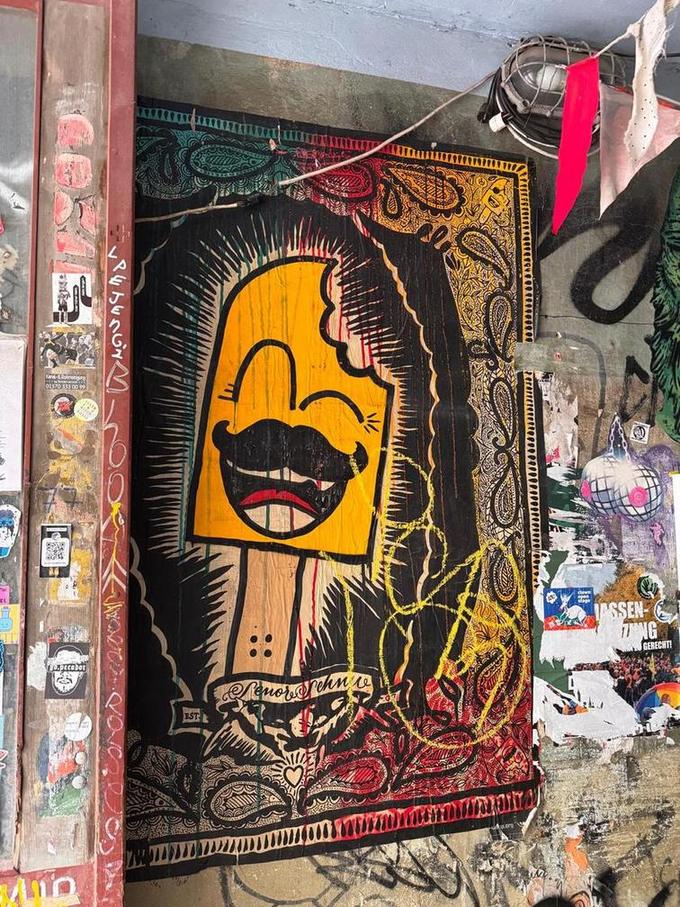 Señor Schnu amazing street art of a happy wink pop stick. Hidden in the alleys of Berlin